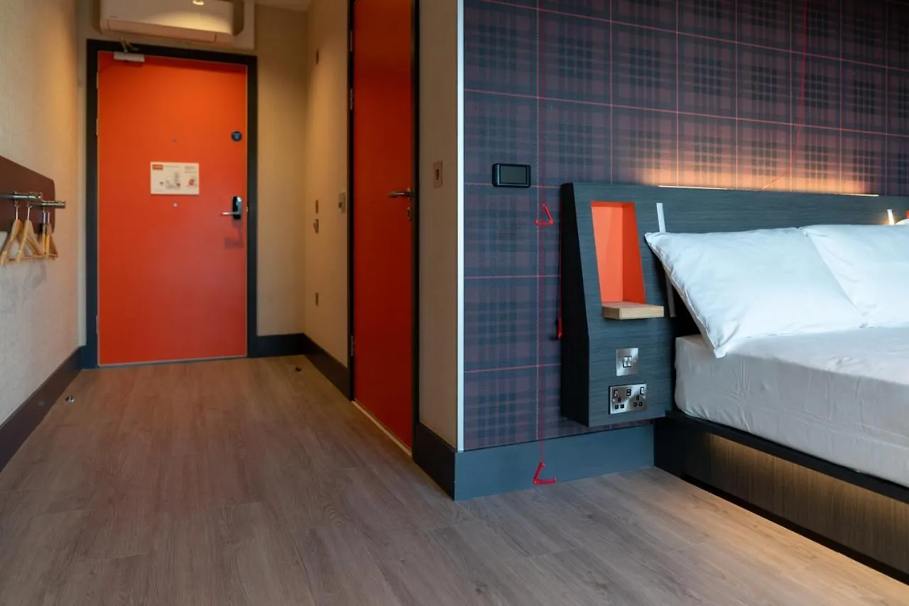 Easyhotel Dublin 0*,  Ireland